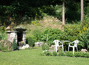 Terasse und Grillplatz der kleinen Ferienwohnung