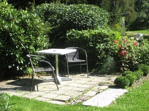 Terrasse und Grillplatz der kleinen Ferienwohnung